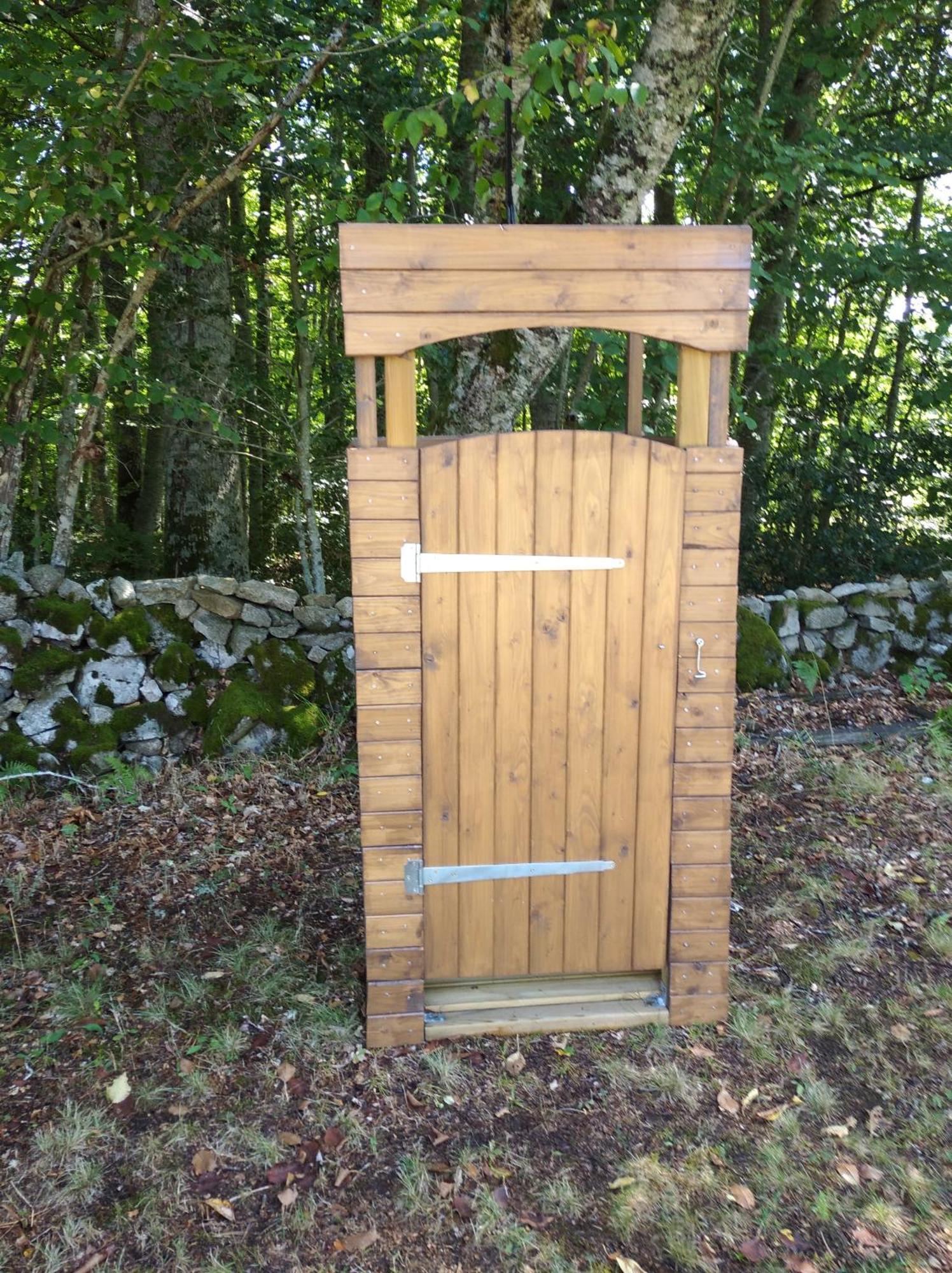 Voyage Spatio-Temporel Poussanges Exterior photo
